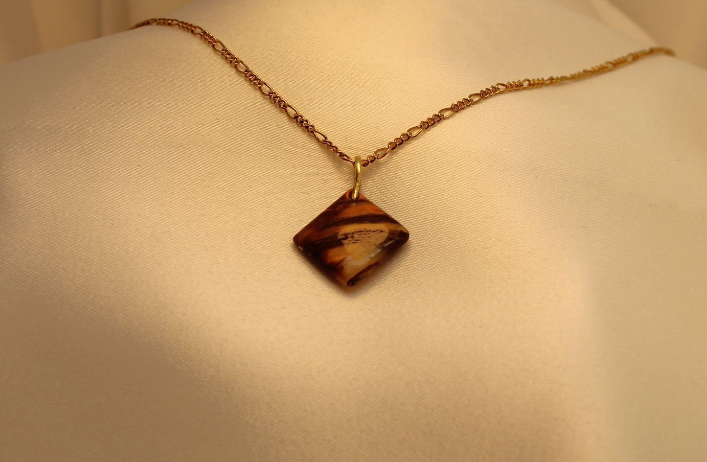 Μενταγιόν Χειροποίητο από ασήμι, επιχρυσωμένο 18k, με ενεργειακή ορυκτή πέτρα Μάτι της Τίγρης, κλασικό σχέδιο (ME0236)