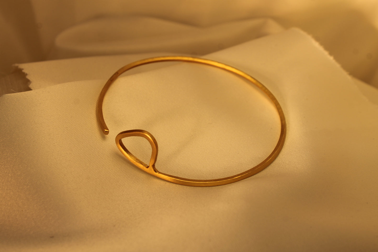 Βραχιόλι χειροποίητο από ασήμι, ματ επιχρυσωμένο 18k, Μίνιμαλ Σχέδιο (VR0306)