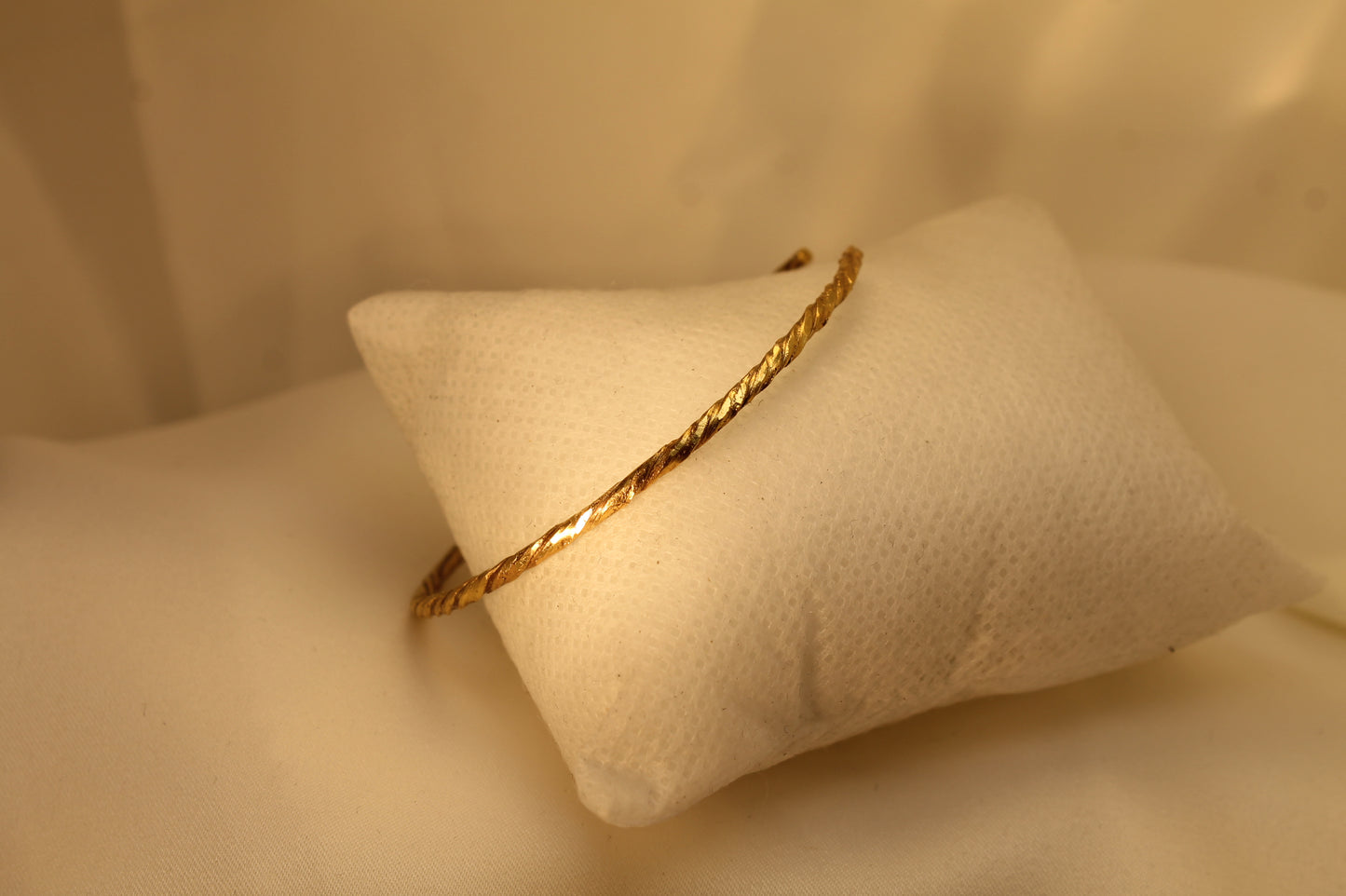 Βραχιόλι χειροποίητο από ασήμι, ματ επιχρυσωμένο 18k, μοντέρνο σχέδιο (VR0213)