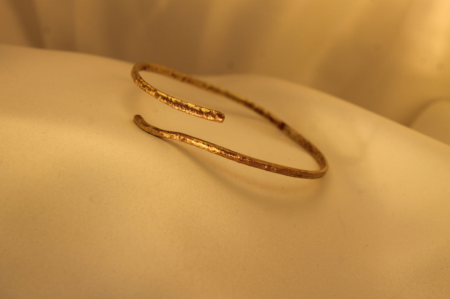 Βραχιόλι χειροποίητο από ασήμι, ματ επιχρυσωμένο 18k, σφυρηλατημένο, με ζαγρέ λεπτομέρειες μοντέρνο σχέδιο (VR0211)