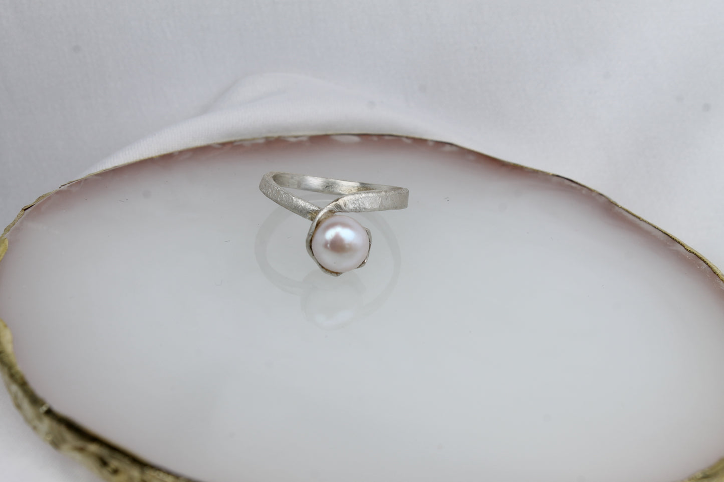 Δαχτυλίδι χειροποίητο από ασήμι, με φυσικό μαργαριτάρι γλυκού νερού, κλασικό σχέδιο (DA0385)