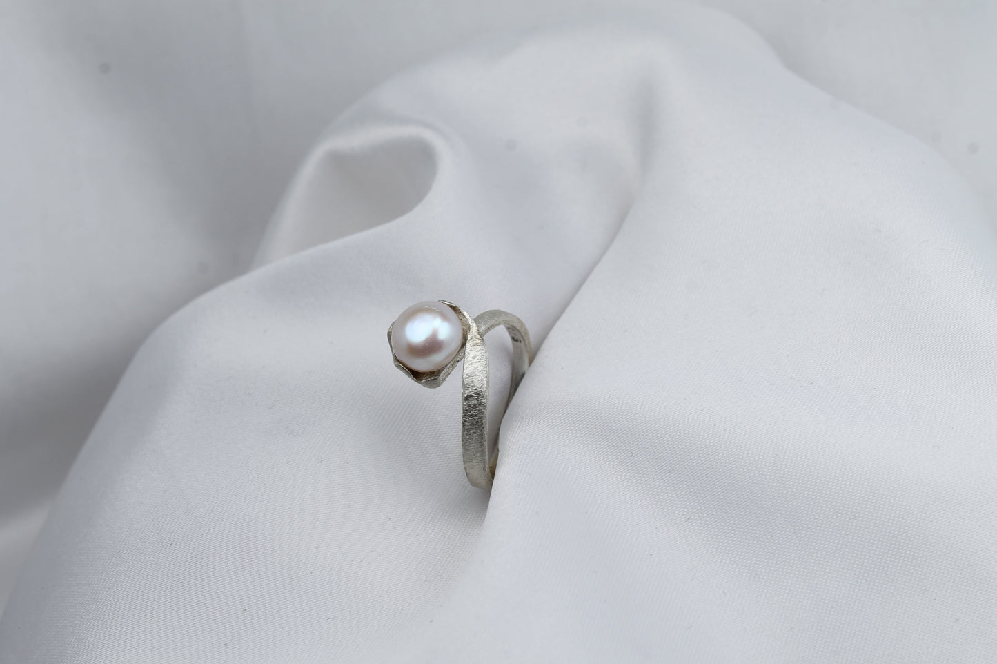 Δαχτυλίδι χειροποίητο από ασήμι, με φυσικό μαργαριτάρι γλυκού νερού, κλασικό σχέδιο (DA0385)