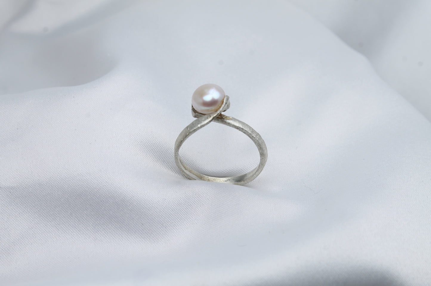 Δαχτυλίδι χειροποίητο από ασήμι, με φυσικό μαργαριτάρι γλυκού νερού, κλασικό σχέδιο (DA0385)