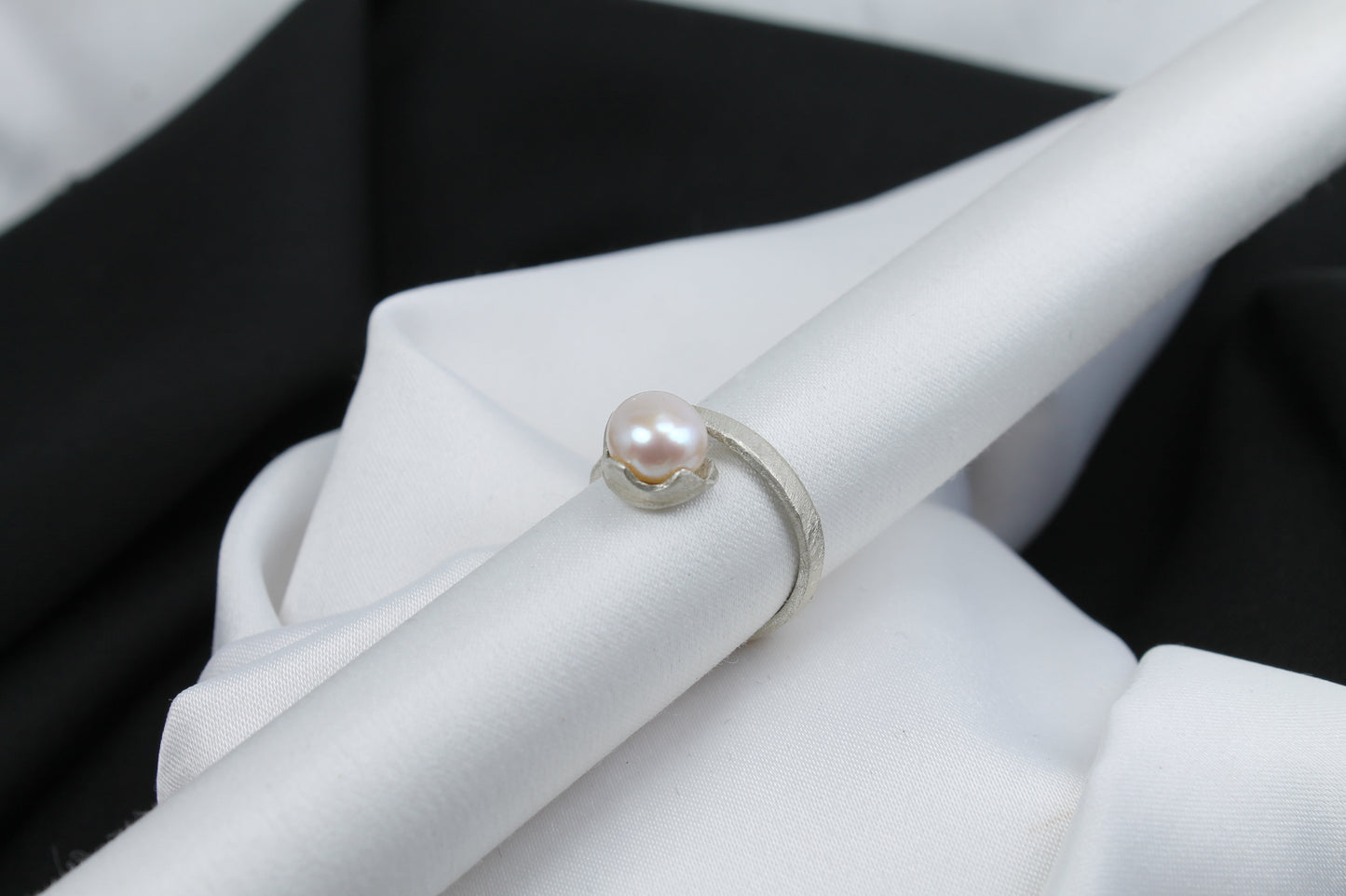 Δαχτυλίδι χειροποίητο από ασήμι, με φυσικό μαργαριτάρι γλυκού νερού, κλασικό σχέδιο (DA0385)