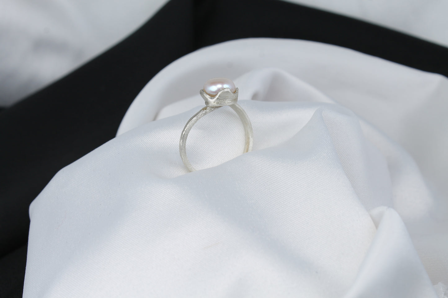 Δαχτυλίδι χειροποίητο από ασήμι, με φυσικό μαργαριτάρι γλυκού νερού, κλασικό σχέδιο (DA0385)