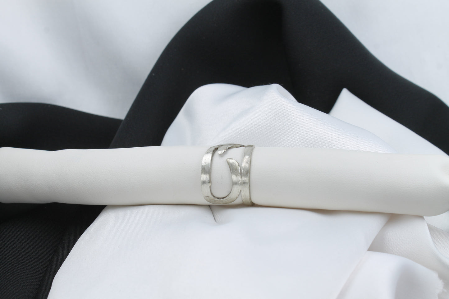 Δαχτυλίδι χειροποίητο από ασήμι, ματ σφυρηλατημένο, μίνιμαλ σχέδιο (DA0276)