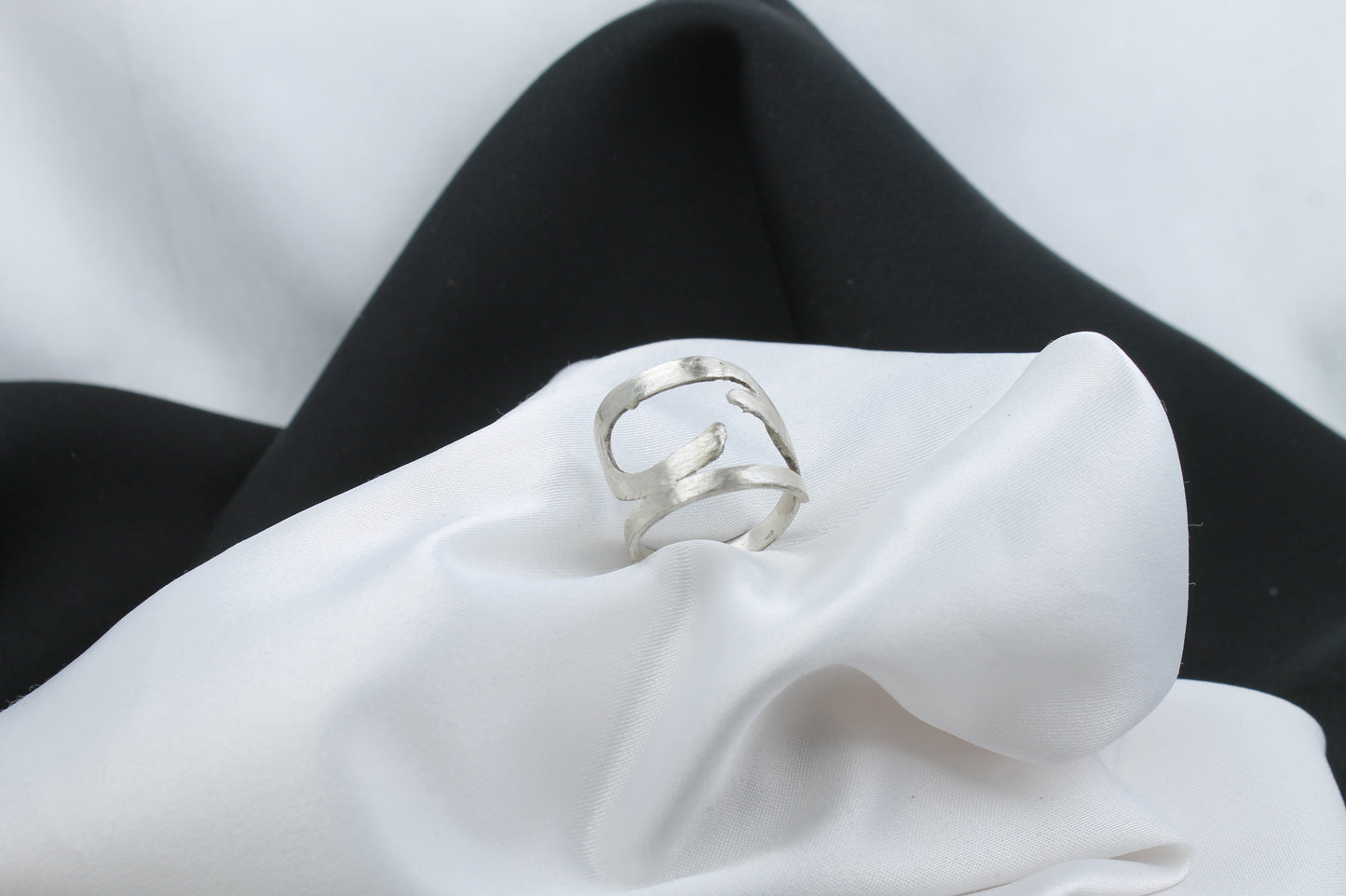 Δαχτυλίδι χειροποίητο από ασήμι, ματ σφυρηλατημένο, μίνιμαλ σχέδιο (DA0276)