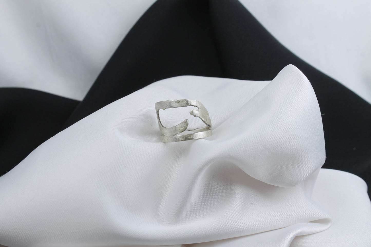 Δαχτυλίδι χειροποίητο από ασήμι, ματ σφυρηλατημένο, μίνιμαλ σχέδιο (DA0276)